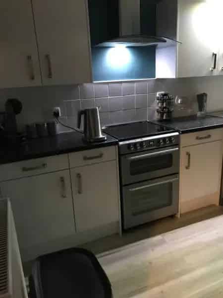 2 Bedroom Flat with Balcony - Newly Decorated