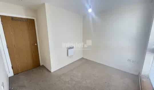 2 Bedroom Apartment Cardiff Pool Gym Parking