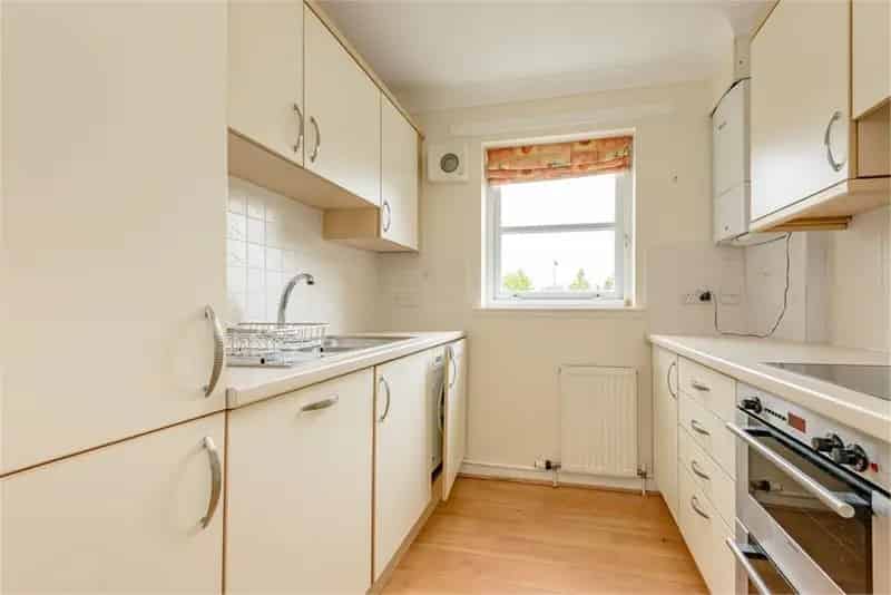 3 Bed Flat - First Floor with 1 Reception Room