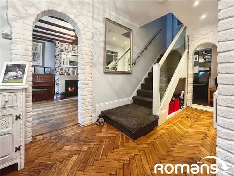 5 Bedroom Detached House Extensive Family Home with Outbuildings