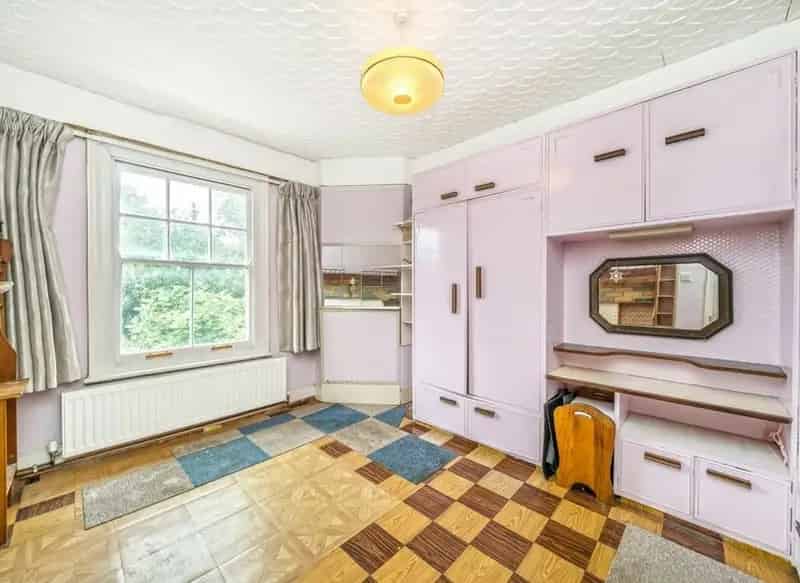 Four Double Bedroom Family Home in Brentford Conservation Area