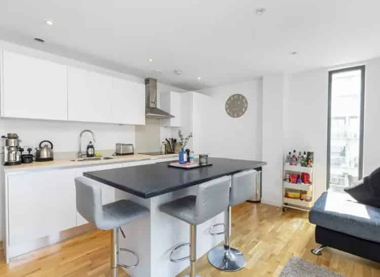 2 Double Bedroom Art Deco Apartment with Balcony