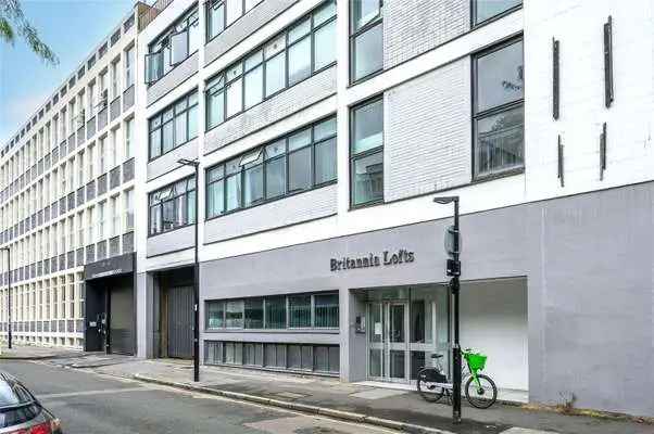 Spacious 3-Bedroom Apartment in Britannia Lofts London