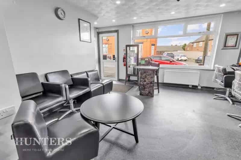3 Bedroom House with Hair Salon - Oldham