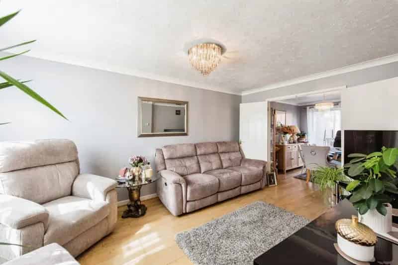 4 Bed 2 Bath House with Garage and Garden