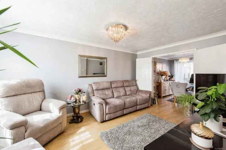 4 Bed 2 Bath House with Garage and Garden