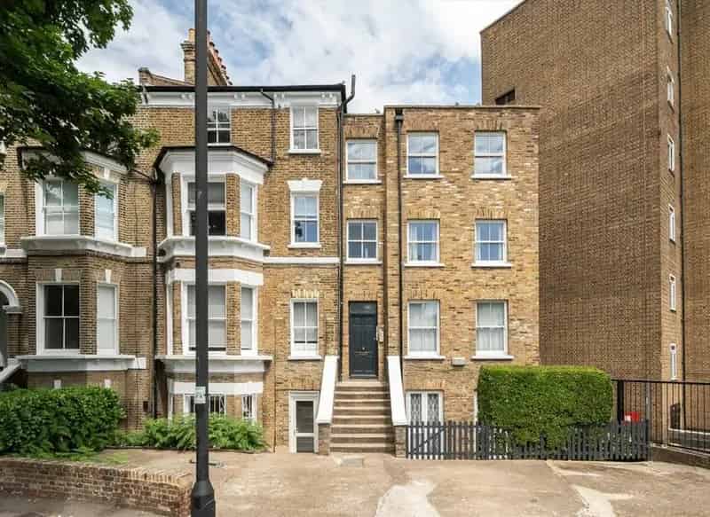 Two Bedroom Property Near Clapham North Station
