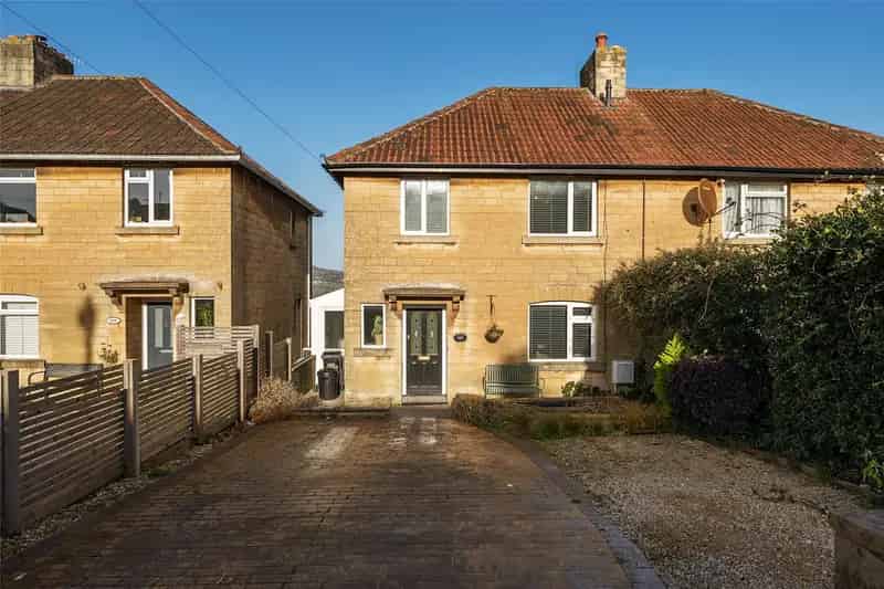 3 Bedroom House for Sale with Bath Views and Driveway Parking