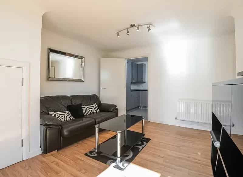 Spacious 1-Bed Apartment with Roof Terrace near West Kensington Station