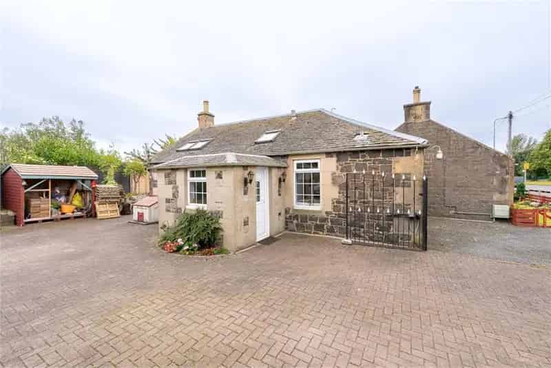 3 Bed Cottage with 2 Reception Rooms Near Edinburgh