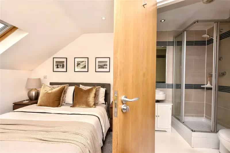 Stylish Top Floor Apartment with Parking and Elevated Views