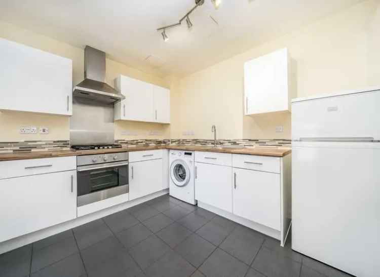 One Double Bedroom Apartment Near Bow Road and Mile End