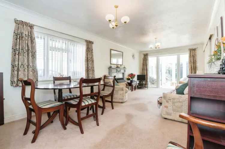 Bungalow For Sale in Totton, Station Road North, Southampton, England