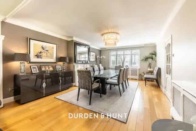 Detached House for Sale in Farm End Chingford E4