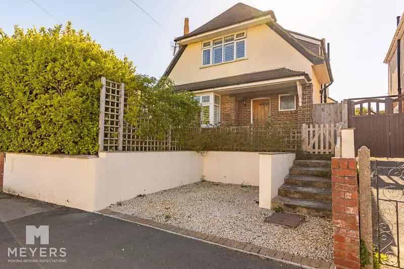 3 Bedroom Detached House For Sale Near Award Winning Beaches