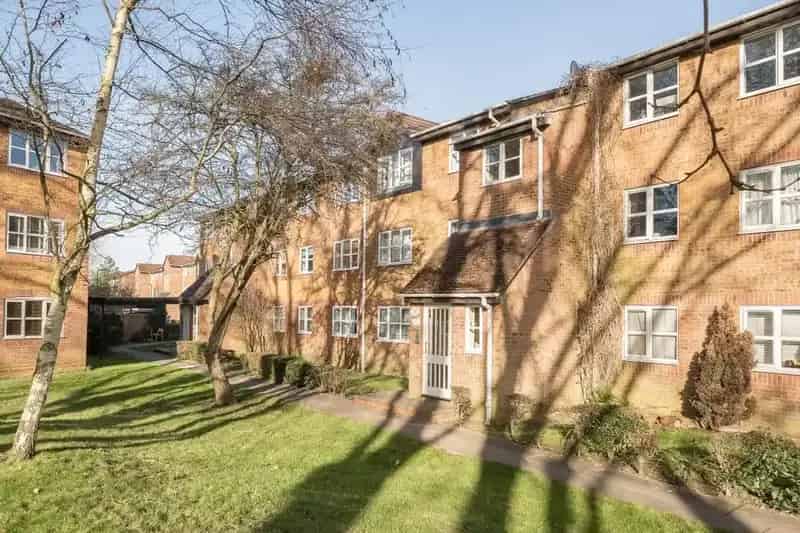 2 Bedroom Flat for Sale near Oakleigh Park Station