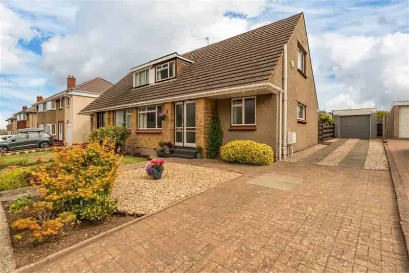 3 Bed Semi Detached House Currie with Garden Garage Driveway