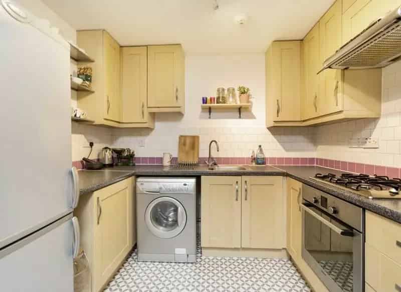 One Double Bedroom Flat Shepherds Bush Private Balcony