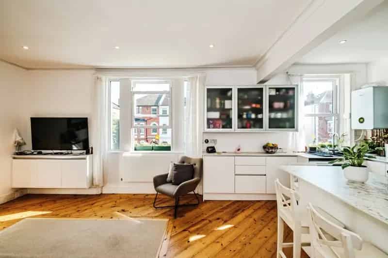 5 Bedroom Maisonette For Sale