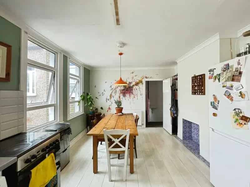 2 Bedroom Flat to Rent London E13 Available July 19th