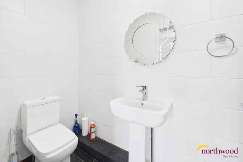 One Bedroom Flat Hartshill Newcastle Stoke Gas Central Heating En Suite