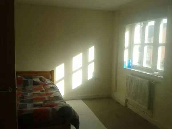 Flat For Rent in Ashford, England