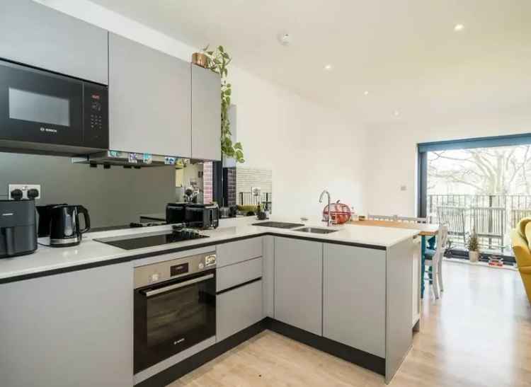 One Bedroom Apartment near Ealing Common and Ealing Broadway Stations