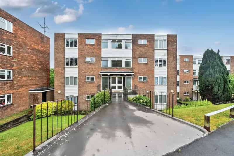 2 Bedroom Flat for Sale Near Westbury Village