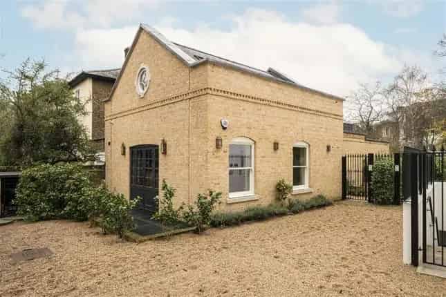 Semi Detached House for Sale in Clapham SW4