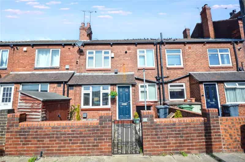 One Bedroom Terrace House Near M62 and M1 Motorways