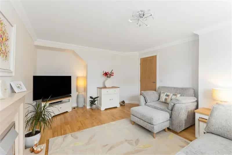 4 Bed Detached House with 2 Reception Rooms in Bonnyrigg