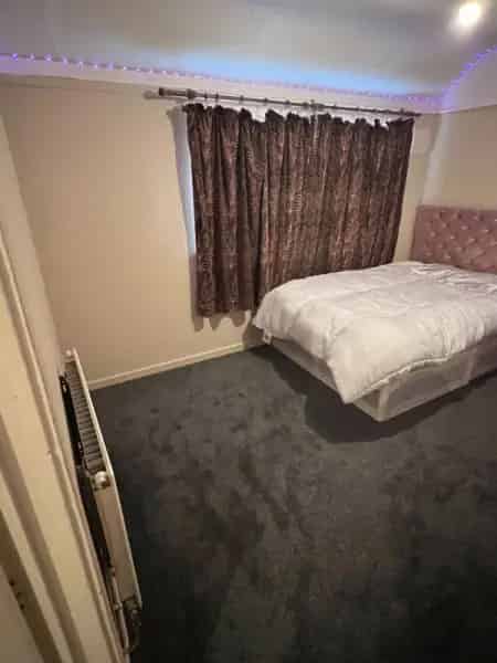 Spacious 2-Bedroom Flat Near Amenities