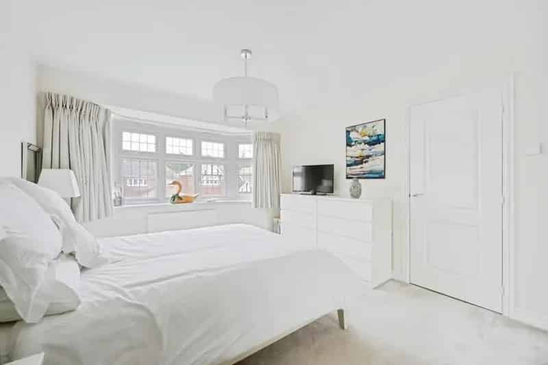 3 Bed Detached House for Sale - Modern Interior, Enclosed Garden, Garage