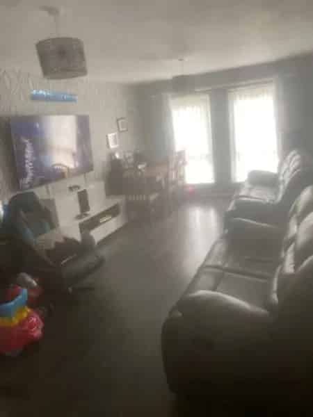 2 Bedroom 1st Floor Flat Near Parks and Schools