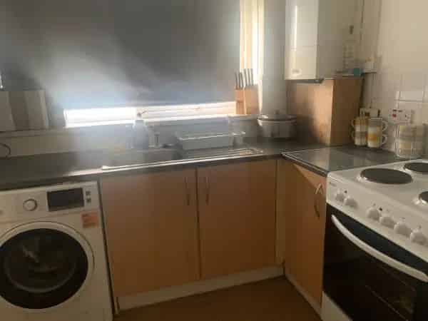 1st Floor 1 Double Bedroom Flat Near Shopping