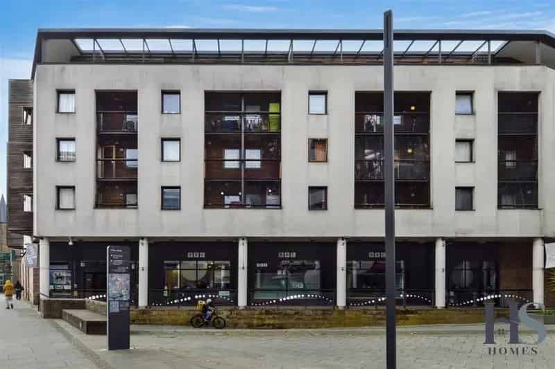 2 Bed City Centre Apartment  Secured Parking Balcony