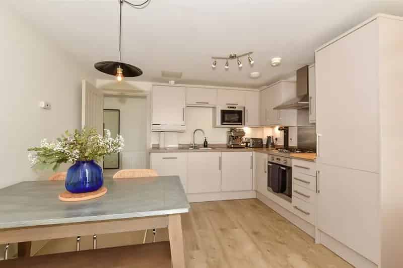 2 Bedroom Apartment for Sale Near Horsham Train Station