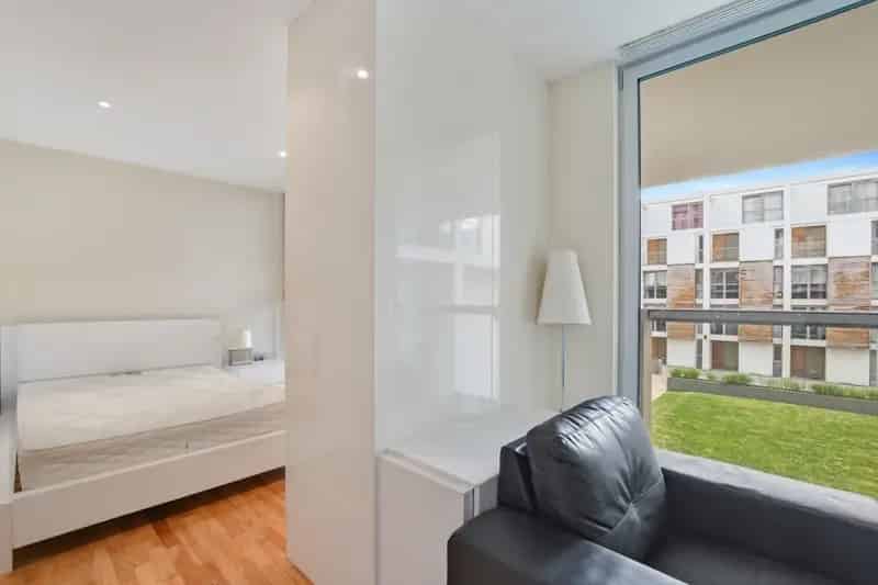 Canary Wharf Studio Apartment - Modern Open Plan Living