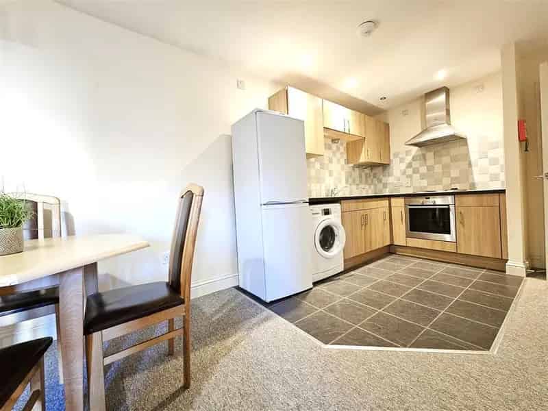Town Centre Apartment Double Bedroom Modern Furniture Parking Available
