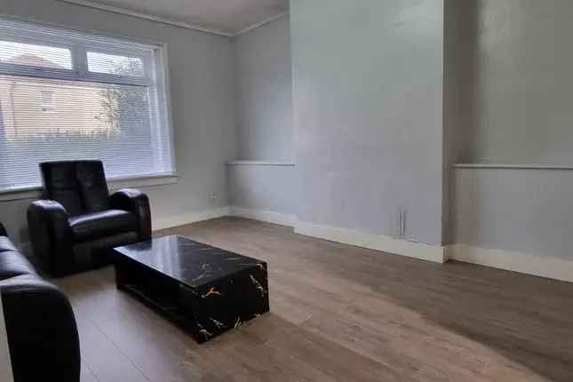 Spacious 2-Bedroom Cottage Flat in Glasgow Carntyne