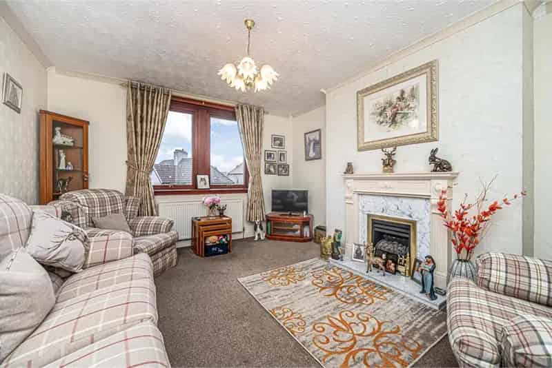 3 Bed Flat Dunfermline - Spacious Apartment Near City Centre