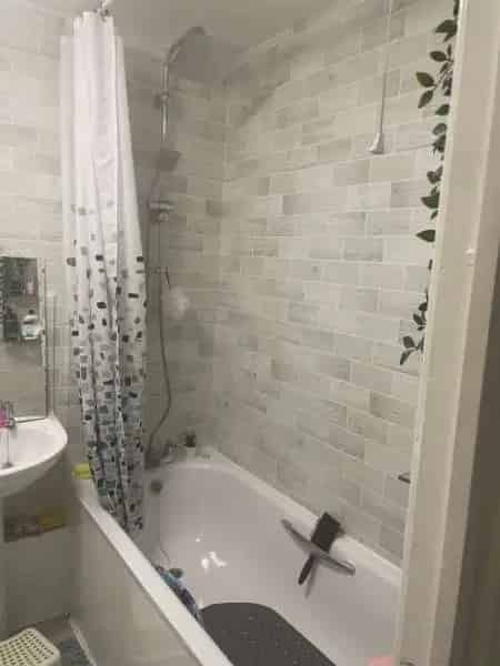 Large 1-Bedroom Flat Top Floor Quiet Building Balcony Walk in Wardrobe