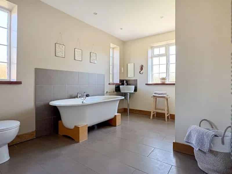 5 Bedroom Family Home for Sale Near Fleet