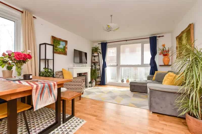 2 Bedroom Flat for Sale Near Sutton Station