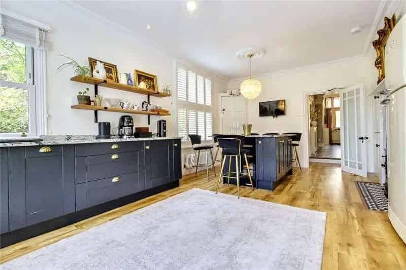 6 bed house for sale