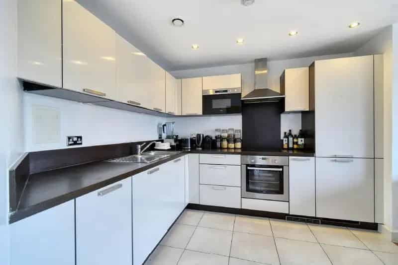 2 Bed 2 Bath Apartment Near Canada Water with Balcony and Parking