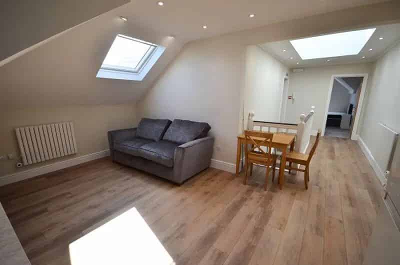 2 Bedroom Top Floor Flat Modern Contemporary Living