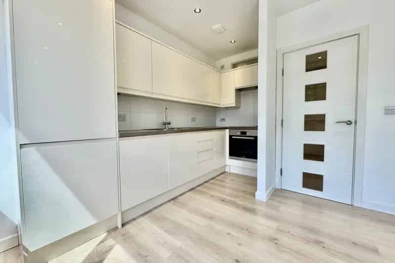 Spacious Flat with Large Double Bedroom and Modern Kitchen