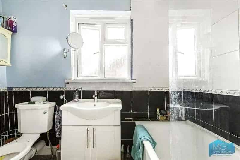 2 Bed Flat for Sale Near Cockfosters Underground Station