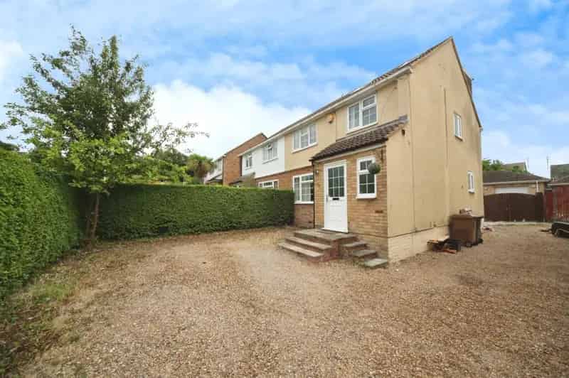 Five Bedroom Semi-Detached House Near Luton & Dunstable Hospital